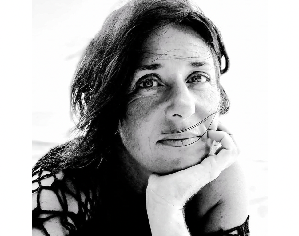 Alexandra Cretté est une voix singulière de la poésie contemporaine, ancrée dans la littérature caraïbeenne